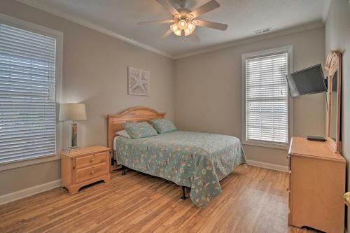 - une chambre avec un lit et un ventilateur de plafond dans l'établissement Large Home with Hot Tub and Pool 500 ft to the Beach, à Myrtle Beach