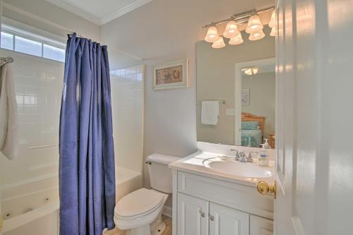 La salle de bains est pourvue de toilettes, d'un lavabo et d'un miroir. dans l'établissement Large Home with Hot Tub and Pool 500 ft to the Beach, à Myrtle Beach