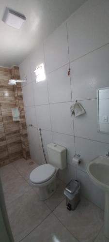 La salle de bains est pourvue de toilettes et d'un lavabo. dans l'établissement A.N Hotel, à Boa Vista