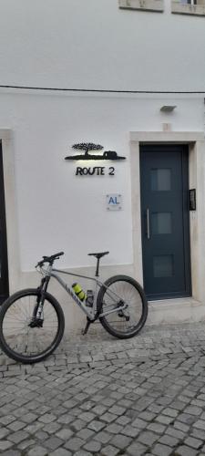 una bicicleta estacionada frente a un edificio en Route 2 Torrão, en Torrão