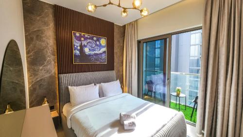 Postel nebo postele na pokoji v ubytování STAY La Casa Da Vinci 1BR Holiday Home CVR B3002 near Burj Khalifa