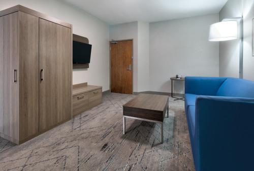 TV a/nebo společenská místnost v ubytování Holiday Inn Express & Suites DALLAS PARK CENTRAL NORTHEAST by IHG