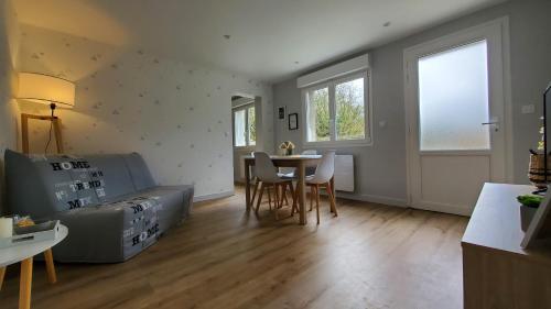 un salon avec un canapé, une table et des chaises dans l'établissement Gwenaelle et Cyrille, à Abbeville
