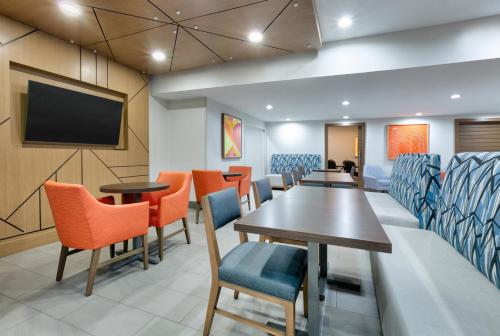 Holiday Inn Express & Suites - Dallas Park Central Northeast, an IHG Hotel Image