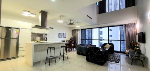 een keuken en een woonkamer met een aanrecht en stoelen bij M City Ampang Infinity Pool KLCC in Kuala Lumpur