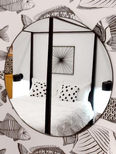 een kamer met een bed en een spiegel bij The Idyll Boutique Apartment - Spanish Quarter in Napels