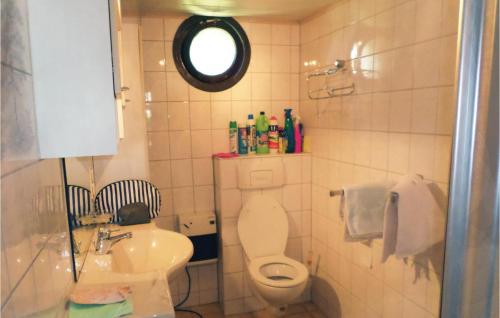 Ένα μπάνιο στο Stunning Home In Manschnow With Kitchen