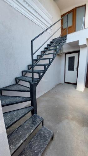 Una escalera de metal en un edificio con puerta en Apartament MeliMe, en Roman