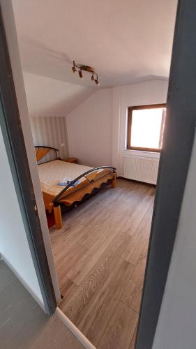 een slaapkamer met een bed in het midden van een kamer bij Apartament MeliMe in Roman