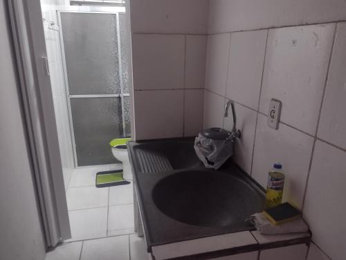 a small bathroom with a bath tub and a toilet at Apartamento Encantador in Guaratinguetá