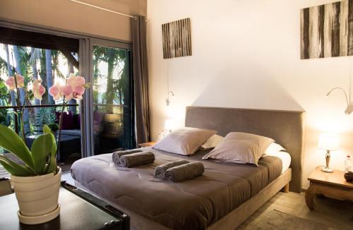 - une chambre avec un lit et 2 oreillers dans l'établissement Lodge Palmae, à Saint-Pierre