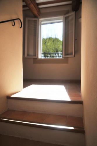 a room with a window and a bed in a room at Le Mas des Perrines Maison d’Hôtes in Pernes-les-Fontaines