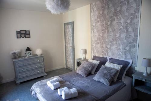 sypialnia z niebieskim łóżkiem i ręcznikami na nim w obiekcie Appartement Un moment d’ÉVAsion w Épernay