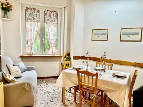 uma sala de estar com uma mesa e um sofá em Sea at 400mt - station - wi-fi em Laigueglia
