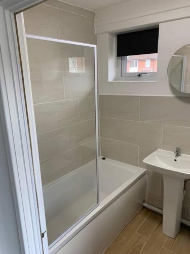 y baño con ducha y lavamanos. en Contractor Stays by Furnished Accommodation Manchester - Park Your Van on the Driveway with CCTV en Mánchester