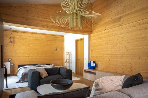 梅斯蒂亞的住宿－Sami Mta Chalet，一间卧室配有一张床、一张沙发和一个吊灯。