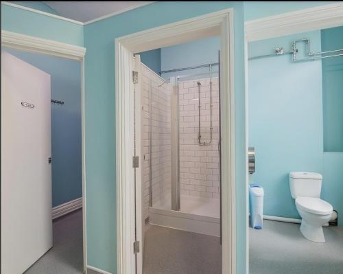 カーディフにあるMrs Pottsのバスルーム(シャワー、トイレ付)