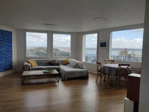 Zdjęcie z galerii obiektu Magnifique appartement dernier étage avec Terrasse en Centre Ville, Vue Mer Panoramique w mieście Brest