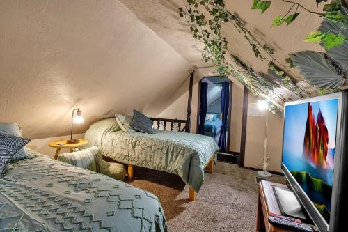 Un pat sau paturi într-o cameră la Welcome to our Cozy Krib