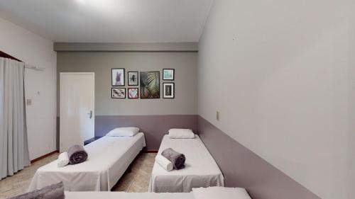 um quarto de hospital com três camas em Studio 7 Pinheiros by Oba em São Paulo
