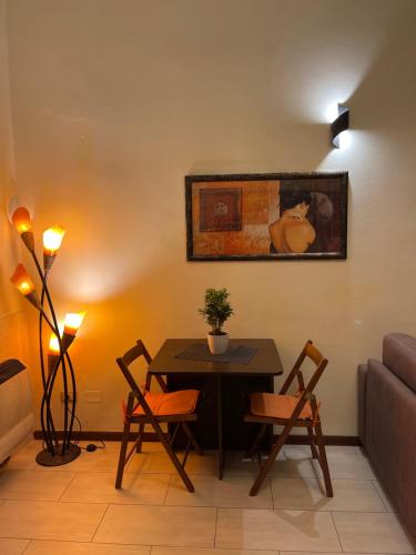 un soggiorno con tavolo, sedie e divano di Romeo Apartment a Livorno