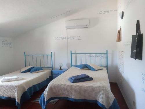 two beds sitting next to each other in a room at Monte da Samarra in Avis