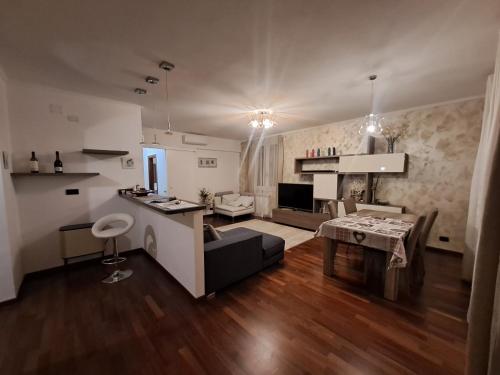 ein Wohnzimmer mit einem Sofa und einem Tisch sowie eine Küche in der Unterkunft SEA PEARL (PERLA MARINA) in Livorno