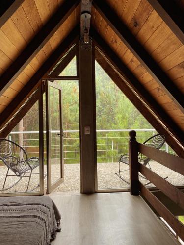 Zimmer mit einem Bett und einem großen Fenster in der Unterkunft Tiny House in San Mateo Río Hondo