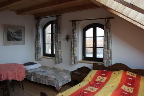 Een bed of bedden in een kamer bij Chalupa Pod Melechovem