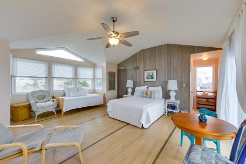 1 dormitorio con 1 cama, mesa y sillas en Bayfront Cape May Vacation Rental with Beach Access, en Cape May Court House