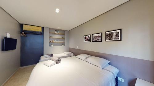 1 dormitorio con 2 camas y puerta azul en Studio 1 Pinheiros by OBA, en São Paulo