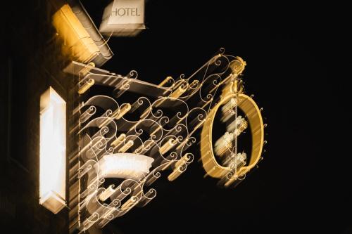 a close up of a light on a building at Mike‘s Mosel Lodge in Treis-Karden