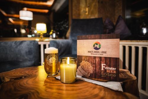 a table with a box and a glass of beer at Mike‘s Mosel Lodge in Treis-Karden