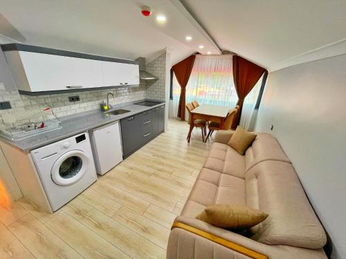 un soggiorno con divano e cucina di EYMEN APARTMENTS a Uzungöl