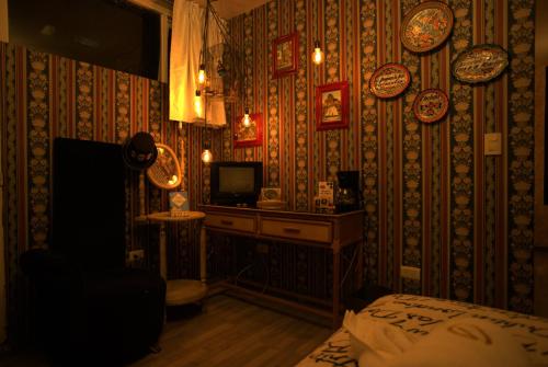 a bedroom with a wall with plates on the wall at Hotel Temático Casa Puebla in Puebla