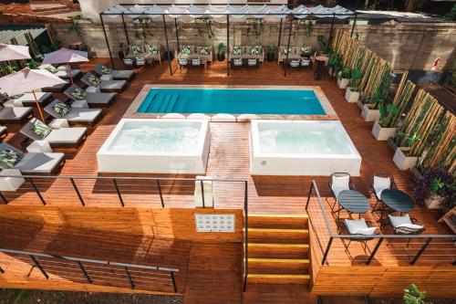 an overhead view of a pool with tables and chairs at O2 Hotel Iguazu in Puerto Iguazú