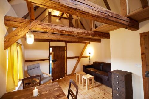 ein Wohnzimmer mit einem Sofa und einem Tisch in der Unterkunft Schlossmühle Schieritz in der Nähe von Meißen 