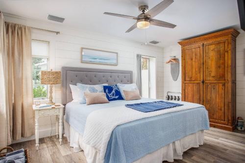 a bedroom with a bed and a ceiling fan at Pelican Gardens 7 By Lido Beach in Sarasota