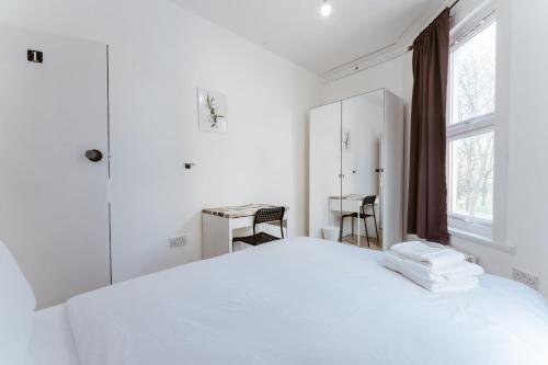 Ένα ή περισσότερα κρεβάτια σε δωμάτιο στο Mile End Double Rooms 27 Guest house