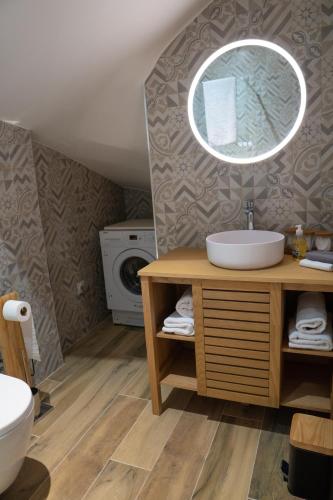 une salle de bain avec un lavabo et un miroir dans l'établissement Studio cœur de ville sanary très cosy parking, à Sanary-sur-Mer