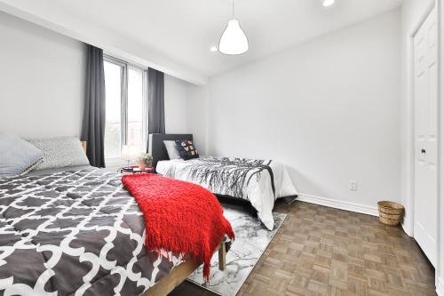 Katil atau katil-katil dalam bilik di FREE PARKING - Full APARTMENT - 5 min walk to METRO - CENTRAL LOCATION