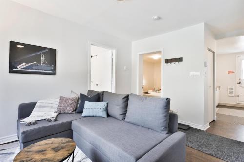 Ruang duduk di FREE PARKING - Full APARTMENT - 5 min walk to METRO - CENTRAL LOCATION