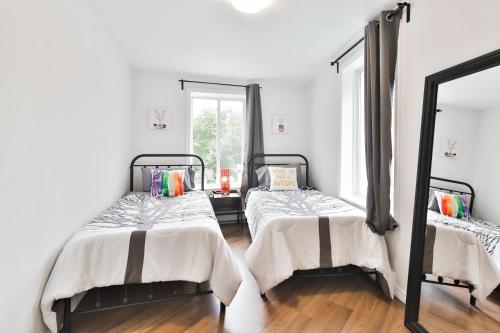 Katil atau katil-katil dalam bilik di FREE PARKING - Full APARTMENT - 5 min walk to METRO - CENTRAL LOCATION