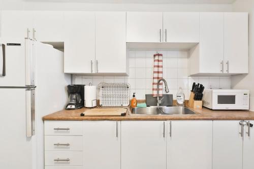 Dapur atau dapur kecil di FREE PARKING - Full APARTMENT - 5 min walk to METRO - CENTRAL LOCATION
