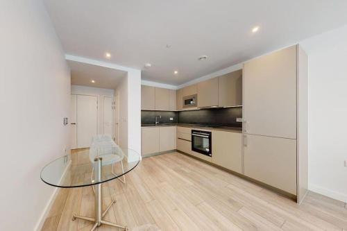 a kitchen with a glass table in a room at City View 1 Bedroom Flat in London