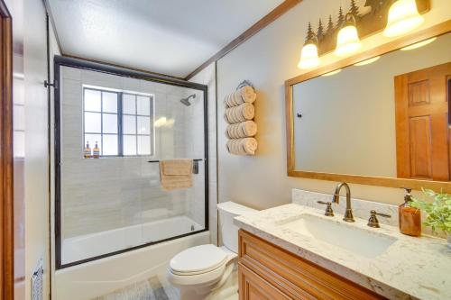 een badkamer met een douche, een toilet en een wastafel bij Big Bear Cabin Near Lake, Snow Summit, and Bear Mtn! in Big Bear Lake