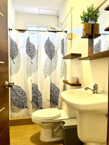 曼塔的住宿－Mar y Tierra，一间带卫生间和淋浴帘的浴室