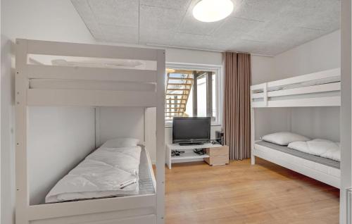 Tempat tidur susun dalam kamar di 5 Bedroom Amazing Home In Herning