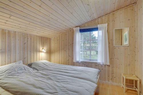 Un dormitorio con una cama en una habitación con ventana. en Stunning Home In Unknown With 3 Bedrooms And Wifi, en Saeby