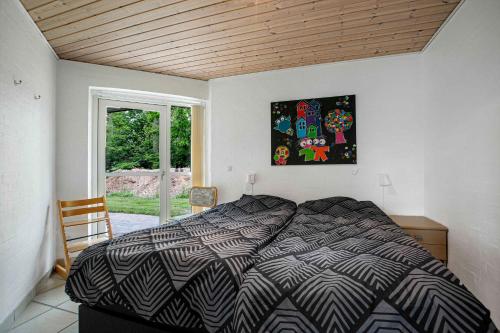Tempat tidur dalam kamar di Family-friendly Holiday Home Located In Quiet Surroundings